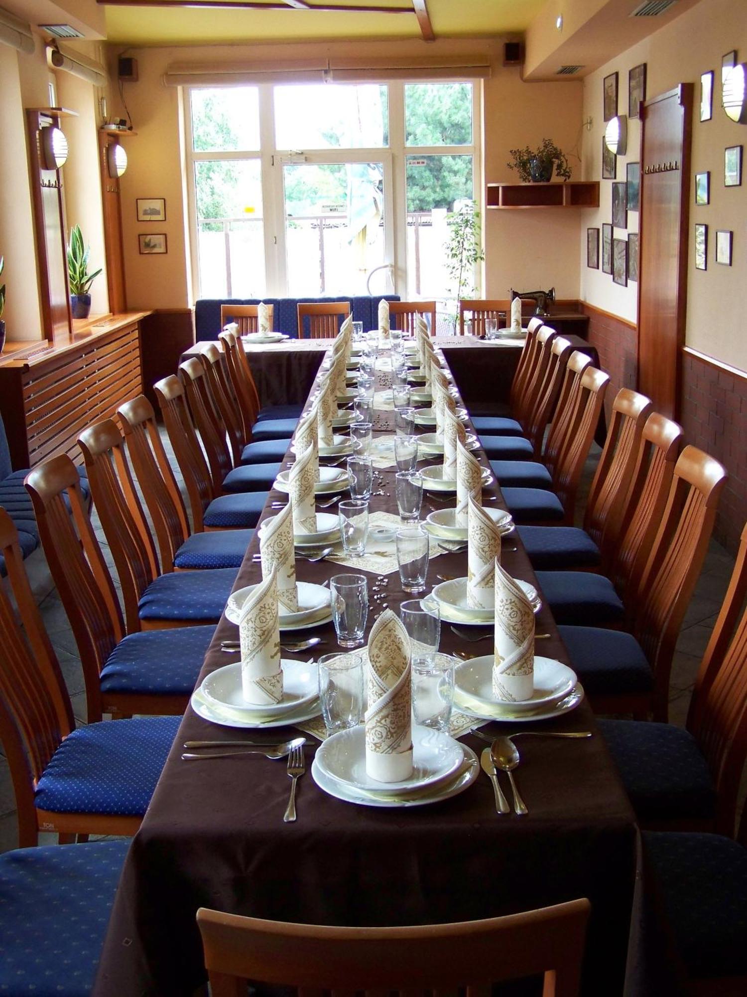 אולומוץ Restaurace A Penzion Garnet מראה חיצוני תמונה