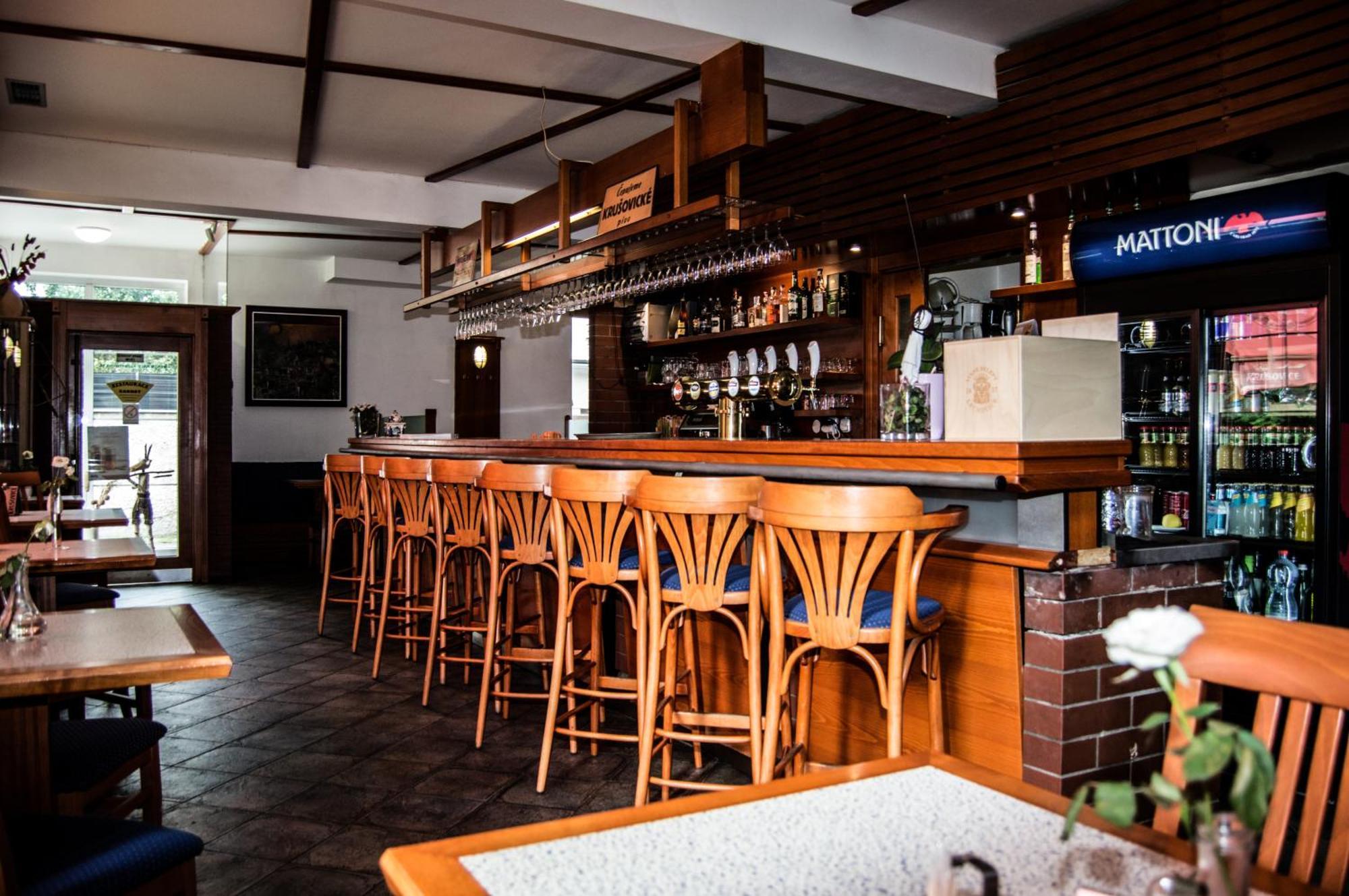 אולומוץ Restaurace A Penzion Garnet מראה חיצוני תמונה
