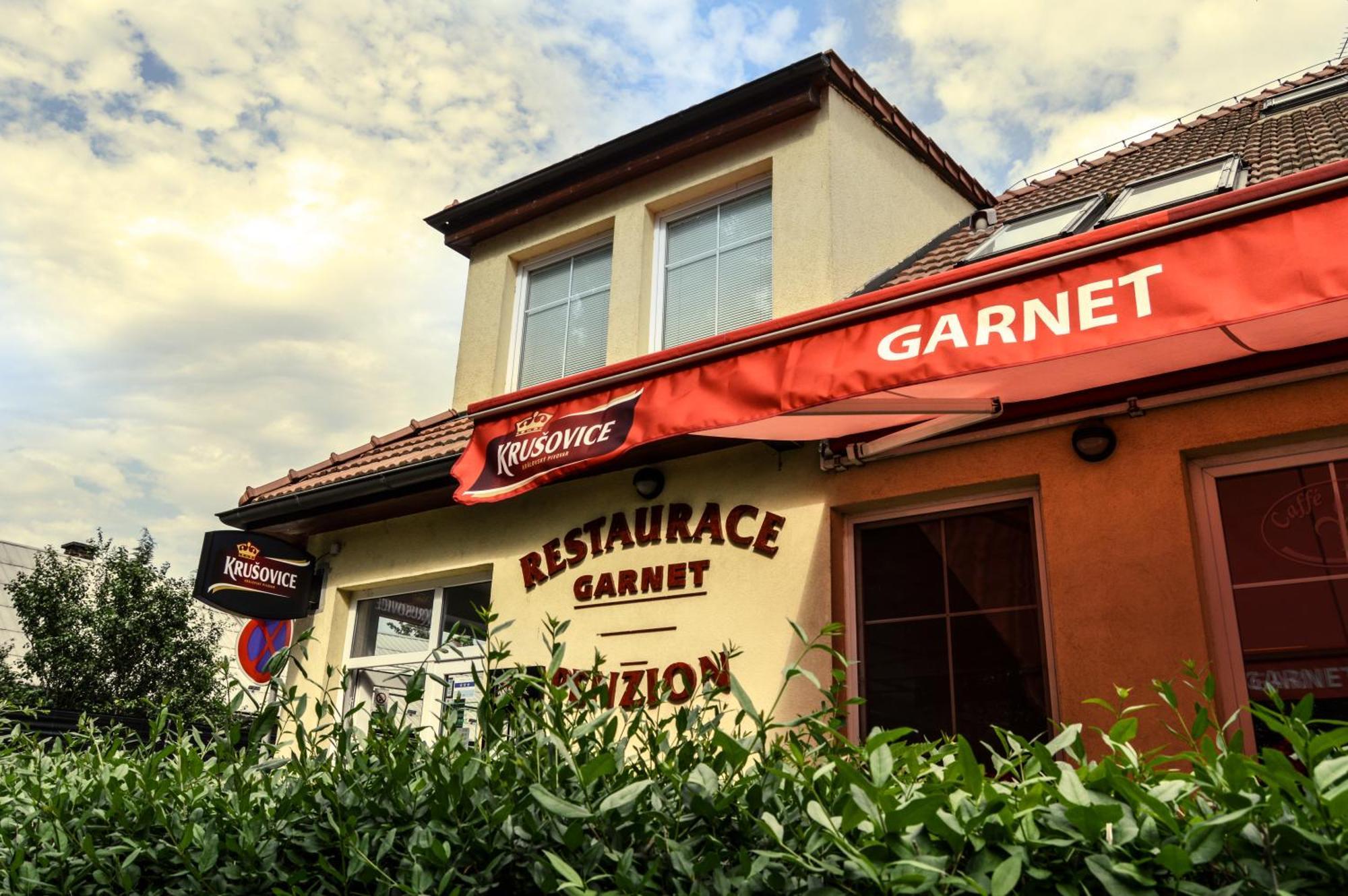 אולומוץ Restaurace A Penzion Garnet מראה חיצוני תמונה