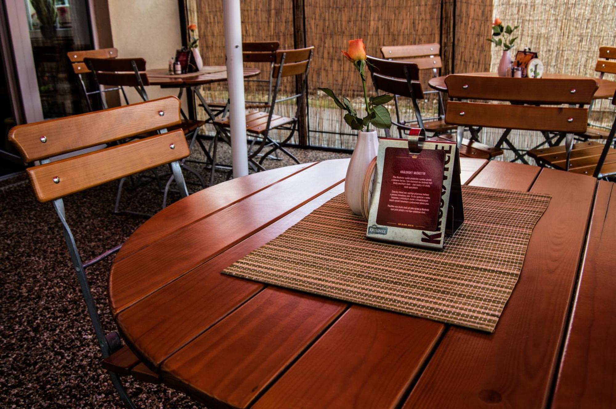 אולומוץ Restaurace A Penzion Garnet מראה חיצוני תמונה
