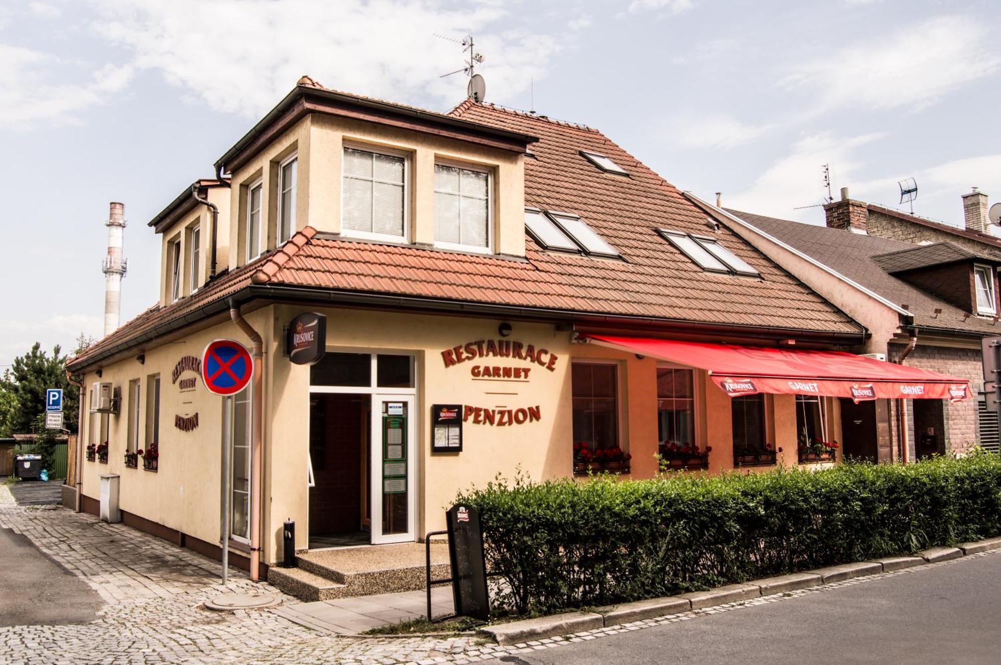 אולומוץ Restaurace A Penzion Garnet מראה חיצוני תמונה